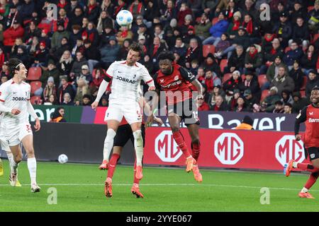 21.12.2024, BayArena, Leverkusen, GER, 1.FBL. Bayer 04 Leverkusen vs. SC Freiburg, im Bild Lucas Höler/Hoeler (SC Freiburg #9), im Zweikampf gegen Edmond Tapsobsa (Leverkusen #12), foto © nordphoto GmbH/Meuter DFL vietano qualsiasi uso di fotografie come sequenze di immagini e/o quasi-video. Foto Stock