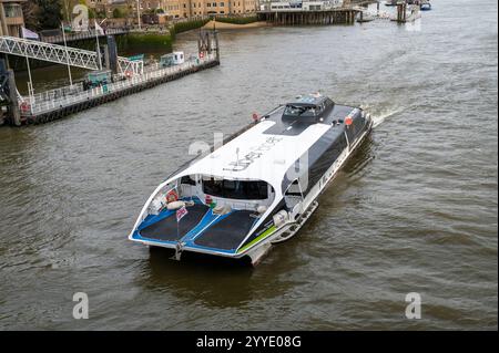 Londra, Regno Unito - 22 marzo 2024: Navetta Uber per passeggeri a bordo del Thames Clippers sul Tamigi. Londra. REGNO UNITO. Foto Stock