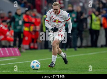 Xaver Schlager (camera e colazione Leipzig, #24). GER, FC Bayern Muenchen vs. RB Leipzig, Fussball, Bundesliga, 15. Spieltag, Spielzeit 2024/2025, 20.12.2024. (LE NORMATIVE DFL DFB VIETANO QUALSIASI USO DI FOTOGRAFIE COME SEQUENZE DI IMMAGINI E/O QUASI-VIDEO). Foto: Eibner-Pressefoto/Heike Feiner Foto Stock