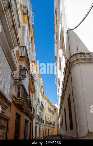 Camminando attraverso la città bianca di Cadice, una delle città e dei porti più antichi d'Europa sull'Oceano Atlantico nel sud della Spagna in Andalusia, meta turistica Foto Stock