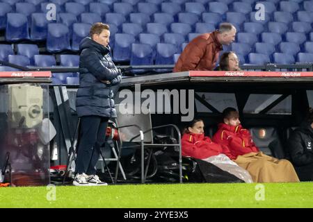 Rotterdam, Paesi Bassi. 21 dicembre 2024. ROTTERDAM, PAESI BASSI - 21 DICEMBRE: L'allenatrice Jessica Torny del Feyenoord guarda durante l'incontro olandese Azerion Women's Eredivisie tra Feyenoord e PSV allo Stadion Feyenoord il 21 dicembre 2024 a Rotterdam, Paesi Bassi. (Foto di Leiting Gao/Orange Pictures) credito: Orange Pics BV/Alamy Live News Foto Stock