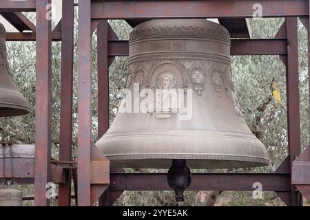 24 ottobre 2024, Tivat, Montenegro: Grande campana di metallo con didascalia - Voronezh 2019 in russo Foto Stock