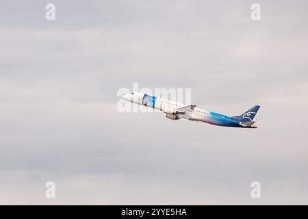 24 ottobre 2024, Tivat, Montenegro: Aereo passeggeri Montenegro Airlines che sale nel cielo nuvoloso dopo il decollo Foto Stock