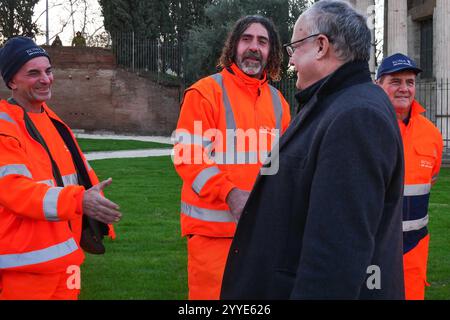 21/12/2024 Roma è stato riaperto il giardino di Piazza bocca della Verità, dopo un significativo intervento di riqualificazione del verde e restauro della Fontana dei Tritoni da parte della Soprintendenza Capitolina. All'evento inaugurale, con il Sindaco di Roma, Roberto Gualtieri, ha partecipato anche l'Assessore all'Agricoltura, all'ambiente e al ciclo dei rifiuti, Sabrina Alfonsi. L'intervento, completato con le risorse del PNRR, comprendeva il restauro della Fontana dei Tritoni, costruita tra il 1717 e il 1719, per ordine di Papa Clemente XI Albani (1700-1721). PS: La foto può essere utilizzata in conformità Foto Stock