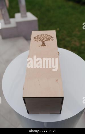Elegante scatola in legno con design Tree of Life su un espositore. Foto Stock
