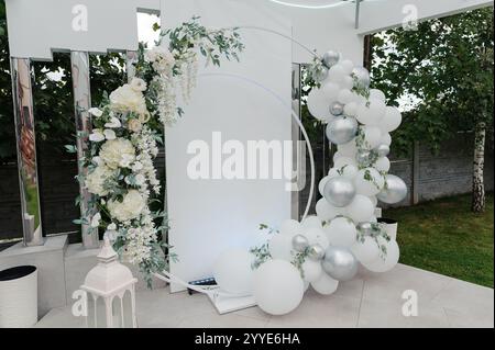 Elegante arredamento per eventi all'aperto con decorazioni floreali e archi in mongolfiera. Foto Stock