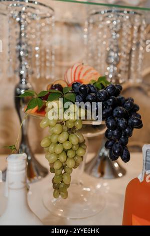 Elegante esposizione alla frutta con uva e decorazioni. Foto Stock