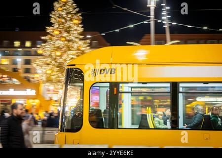 590.. Dresdner Striezelmarkt Der Dresdner Striezelmarkt ist ein Weihnachtsmarkt a Dresda. Er wird seit 1434 im Advent meistens auf dem Altmarkt veranstaltet und zieht jährlich durchschnittlich rund zwei Millionen Besucher AN. Er ist der älteste mit einer Urkunde bestätigte Weihnachtsmarkt Deutschlands. DVB Stassenbahn am Striezelmarkt. Dresden Sachsen Deutschland *** 590 Dresden Striezelmarkt il Dresden Striezelmarkt è un mercatino di Natale a Dresda si tiene in Avvento dal 1434, di solito sulla piazza Altmarkt, e attira una media di circa due milioni di visitatori ogni anno Foto Stock