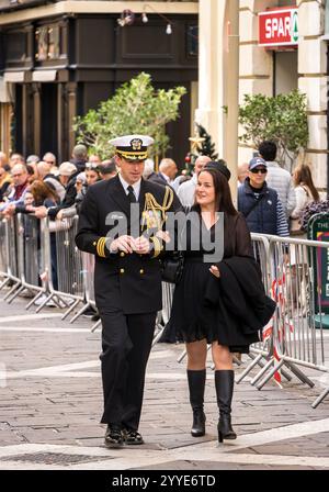 Ufficiale della Marina degli Stati Uniti che cammina lungo Republic Street a La Valletta, Malta. Foto Stock