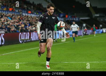 Swansea, Regno Unito. 21 dicembre 2024. Jack Walsh degli Ospreys durante il match Ospreys vs Scarlets United Rugby Championship. Crediti: Gruffydd Thomas/Alamy Foto Stock