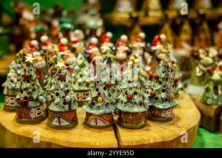 Decorazioni natalizie palline e giocattoli colorati, rami e coni di abeti, lanterne, piccoli angeli e Babbo Natale. Fiera del mercato di Natale in Europa Foto Stock