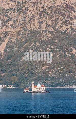 La nostra signora dell'isola rocciosa nella baia di Cattaro, in Montenegro Foto Stock
