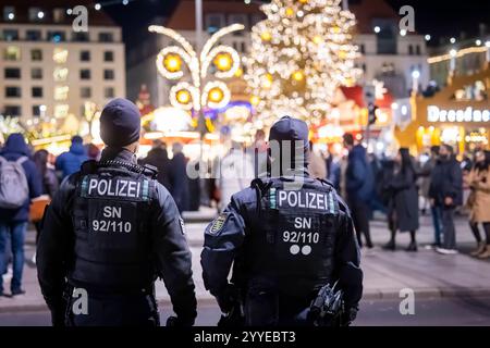 590.. Dresdner Striezelmarkt Der Dresdner Striezelmarkt ist ein Weihnachtsmarkt a Dresda. Er wird seit 1434 im Advent meistens auf dem Altmarkt veranstaltet und zieht jährlich durchschnittlich rund zwei Millionen Besucher AN. Er ist der älteste mit einer Urkunde bestätigte Weihnachtsmarkt Deutschlands. Nach dem Anschlag a Magdeburgo, treten wieder die Sicherheitsaspekte in den Focus des allgemeinen Interresses. Bereitschaftspolizisten auf Streife. Dresda Sachsen Deutschland *** 590 Dresda Striezelmarkt il Dresden Striezelmarkt è un mercatino di Natale a Dresda si è tenuto ad Advent si Foto Stock