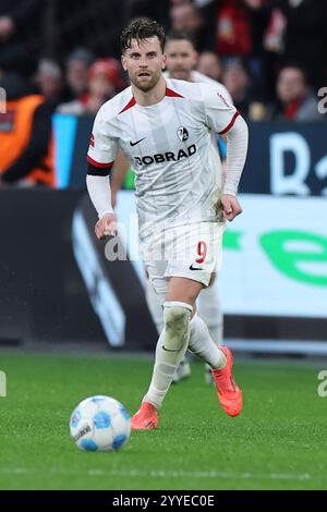 21.12.2024, BayArena, Leverkusen, GER, 1.FBL. Bayer 04 Leverkusen vs. SC Freiburg, im Bild Lucas Höler/Hoeler (SC Freiburg #9), Einzelaktion, Ganzkörper/Ganzkoerper, Ball am Fuss, foto © nordphoto GmbH/Meuter DFL vietano qualsiasi uso di fotografie come sequenze di immagini e/o quasi-video. Foto Stock