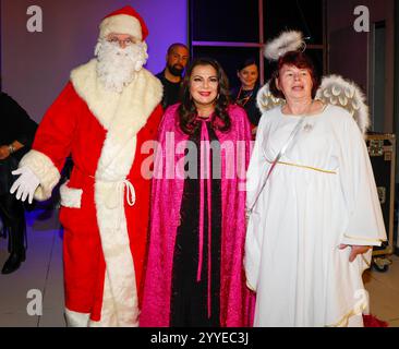 Marianne Rosenberg bei Frank Zanders 30. Weihnachtsfeier für Obdachlose 2024 m Estrel Convention Center. *** Marianne Rosenberg alla festa di Natale di Frank Zanders 30 per i senzatetto 2024 presso l'Estrel Convention Center Foto Stock