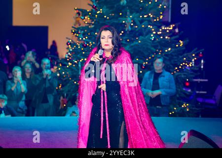 Marianne Rosenberg bei Frank Zanders 30. Weihnachtsfeier für Obdachlose 2024 m Estrel Convention Center. *** Marianne Rosenberg alla festa di Natale di Frank Zanders 30 per i senzatetto 2024 presso l'Estrel Convention Center Foto Stock