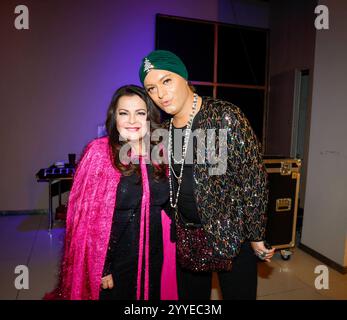 Marianne Rosenberg, Julian F. M. Stöckel bei Frank Zanders 30. Weihnachtsfeier für Obdachlose 2024 m Estrel Convention Center. *** Marianne Rosenberg, Julian F M Stöckel alla festa di Natale di Frank Zanders 30 per i senzatetto 2024 presso l'Estrel Convention Center Foto Stock