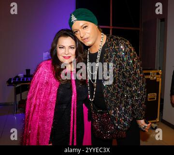 Marianne Rosenberg, Julian F. M. Stöckel bei Frank Zanders 30. Weihnachtsfeier für Obdachlose 2024 m Estrel Convention Center. *** Marianne Rosenberg, Julian F M Stöckel alla festa di Natale di Frank Zanders 30 per i senzatetto 2024 presso l'Estrel Convention Center Foto Stock