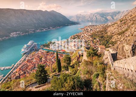 Una splendida vista di Cattaro, Montenegro, con le sue storiche mura della fortezza, il mare Adriatico e l'affascinante città vecchia annidata dalla baia. Foto Stock