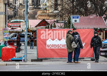 Sachsen-Anhalt Magdeburg Weihnachtsmarkt Auto Anschlag Tote Verletzte Gotteldienst Pressestatements, Rathaus Magdeburg Magdeburg, Weihnachtsmarkt, Rath Sachsen-Anhalt Germania *** Sassonia Anhalt Magdeburgo Mercatino di Natale attacco auto Dead ferita morte servizio dichiarazioni stampa, municipio Magdeburgo, Mercatino di Natale, Rath Saxony Anhalt Germania Foto Stock