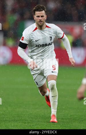 21.12.2024, BayArena, Leverkusen, GER, 1.FBL. Bayer 04 Leverkusen vs. SC Freiburg, im Bild Lucas Höler/Hoeler (SC Freiburg #9), Einzelaktion, Ganzkörper/Ganzkoerper, foto © nordphoto GmbH/Meuter DFL vietano qualsiasi uso di fotografie come sequenze di immagini e/o quasi-video. Foto Stock