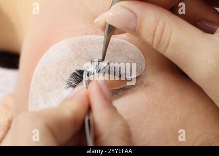 Donna sottoposta a procedura di estensione della Lash nel salone di bellezza, primo piano Foto Stock