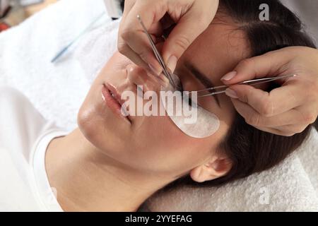 Donna sottoposta a procedura di estensione della Lash nel salone di bellezza, primo piano Foto Stock