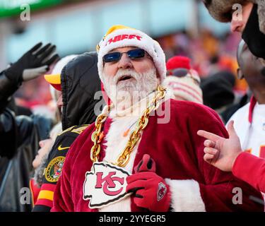 Kansas City, Stati Uniti. 21 dicembre 2024. Babbo Natale fa un'apparizione alla partita Chiefs vs the Texans all'Arrowhead Stadium di Kansas City, Missouri, sabato 21 dicembre 2024. Foto di Jon Robichaud/UPI credito: UPI/Alamy Live News Foto Stock