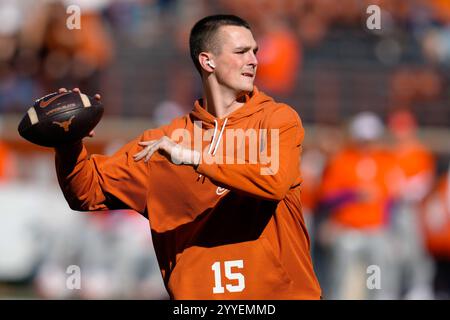 Austin, Texas, Stati Uniti. 21 dicembre 2024. Il quarterback texano Trey Owens (15) si scalda sul campo prima dell'inizio del primo turno della partita del College Football Playoff tra Texas Longhorns e Clemson Tigers il 21 dicembre 2024 ad Austin, Texas. (Credit Image: © Scott Coleman/ZUMA Press Wire) SOLO PER USO EDITORIALE! Non per USO commerciale! Foto Stock