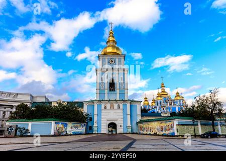 Un grande edificio con una cupola dorata e un campanile. L'edificio e' circondato da alberi e presenta uno schema colore blu e bianco Foto Stock