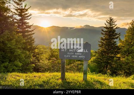 Vista sul monte Mitchell sulla Blue Ridge Parkway. Viaggio panoramico in auto sui monti Appalachi del North Carolina Foto Stock