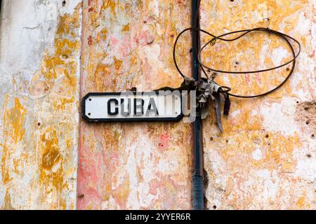 Cuba, l'Avana. Stucco, edificio in legno, blu e giallo, marrone, vernice peeling. Segnale di via Cuba. 2016-04-02 Foto Stock
