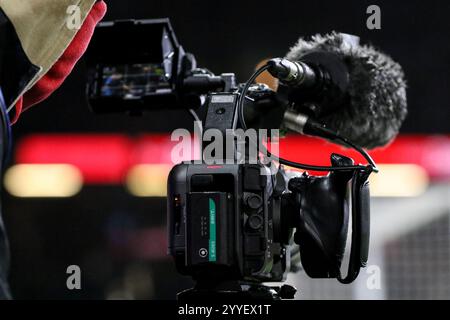 Burnley, Regno Unito. 21 dicembre 2024. Turf Moor, Bunrley, Inghilterra, 21 dicembre 2024: Cameraman durante il match EFL Sky Bet Championship tra Burnley e Watford al Turf Moor di Burnley, Inghilterra, il 21 dicembre 2024. (Sean Chandler/SPP) credito: Foto SPP Sport Press. /Alamy Live News Foto Stock