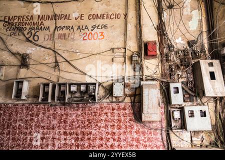 Cuba, l'Avana. Stucco, costruzioni in legno, cablaggi e scatole elettriche. 2016-04-05 Foto Stock
