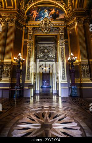 Porta ornata e dettagli dorati nel salone ottagonale orientale, situato sul lato rotonde du Soleil del Palais Garnier - Parigi, Francia Foto Stock
