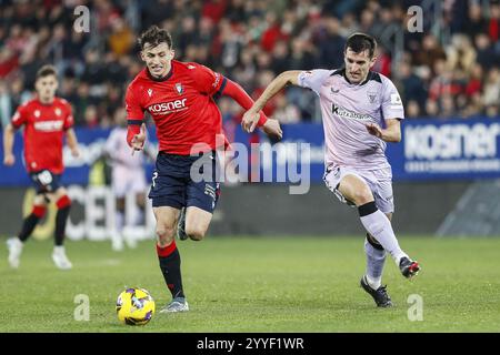 Ante Budimir di CA Osasuna e Dani Vivian di Athletic Club durante la partita di calcio della Liga spagnola tra CA Osasuna e Athletic Club il 21 dicembre 2024 allo stadio El Sadar di Pamplona, Spagna Foto Stock