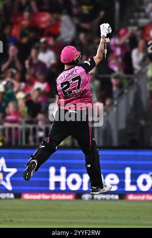 Sydney, Australia. 21 dicembre 2024. Ben Dwarshuis dei Sydney Sixers festeggia durante la partita di Big Bash League tra Sydney Thunder e Sydney Sixers all'ENGIE Stadium. I Sydney Sixers vincono la partita di Big Bash League contro i Sydney Thunder all'ENGIE Stadium per 5 wickets. Sydney Thunder: 163/5 (20 over), Sydney Sixers 164/5 (20 over). Credito: SOPA Images Limited/Alamy Live News Foto Stock