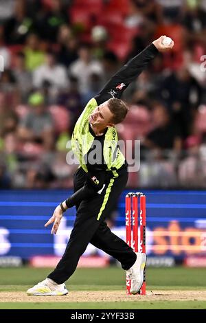 Sydney, Australia. 21 dicembre 2024. Lockie Ferguson dei Sydney Thunder Bowls durante la partita di Big Bash League tra Sydney Thunder e Sydney Sixers all'ENGIE Stadium. I Sydney Sixers vincono la partita di Big Bash League contro i Sydney Thunder all'ENGIE Stadium per 5 wickets. Sydney Thunder: 163/5 (20 over), Sydney Sixers 164/5 (20 over). Credito: SOPA Images Limited/Alamy Live News Foto Stock