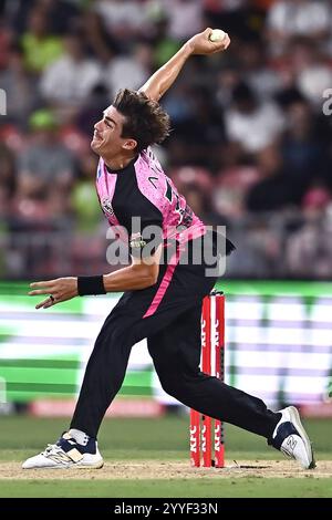 Sydney, Australia. 21 dicembre 2024. Sean Abbott dei Sydney Sixers gioca a bowling durante la partita di Big Bash League tra Sydney Thunder e Sydney Sixers all'ENGIE Stadium. I Sydney Sixers vincono la partita di Big Bash League contro i Sydney Thunder all'ENGIE Stadium per 5 wickets. Sydney Thunder: 163/5 (20 over), Sydney Sixers 164/5 (20 over). Credito: SOPA Images Limited/Alamy Live News Foto Stock