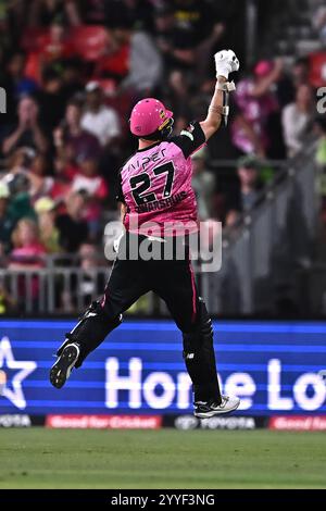 Sydney, Australia. 21 dicembre 2024. Ben Dwarshuis dei Sydney Sixers festeggia durante la partita di Big Bash League tra Sydney Thunder e Sydney Sixers all'ENGIE Stadium. I Sydney Sixers vincono la partita di Big Bash League contro i Sydney Thunder all'ENGIE Stadium per 5 wickets. Sydney Thunder: 163/5 (20 over), Sydney Sixers 164/5 (20 over). (Foto di Ayush Kumar/SOPA Images/Sipa USA) credito: SIPA USA/Alamy Live News Foto Stock