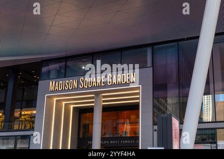 New York, Stati Uniti - 4 novembre 2024: Ingresso e cartello per l'arena Madison Square Garden. Nessuna persona visibile Foto Stock