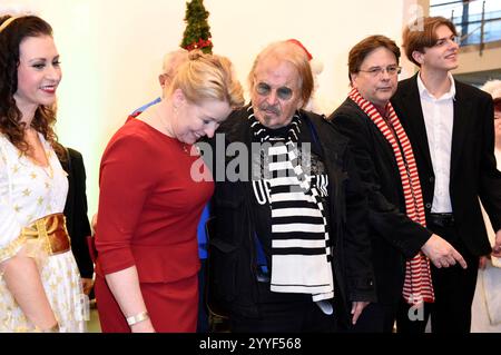 Franziska Giffey, Frank Zander, Marcus Zander und Elias Zander bei Frank Zanders 30. Weihnachtsfeier für Obdachlose und Bedürftige 2024 im Estrel Convention Center. Berlino, 21.12.2024 *** Franziska Giffey, Frank Zander, Marcus Zander e Elias Zander alla 30a festa di Natale di Frank Zanders per i senzatetto e i bisognosi 2024 all'Estrel Convention Center di Berlino, 21 12 2024 foto:Xn.xKubelkax/xFuturexImagex zander 4206 Foto Stock