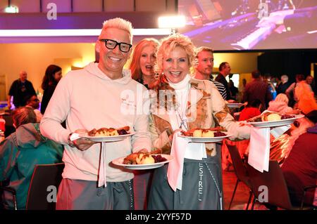Sascha Lauterbach e Victoria Herrmann bei Frank Zanders 30. Weihnachtsfeier für Obdachlose und Bedürftige 2024 im Estrel Convention Center. Berlino, 21.12.2024 *** Sascha Lauterbach e Victoria Herrmann alla festa di Natale di Frank Zanders 30 per i senzatetto e i bisognosi 2024 all'Estrel Convention Center di Berlino, 21 12 2024 foto:Xn.xKubelkax/xFuturexImagex zander 4229 Foto Stock