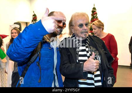 Frank Zander bei Frank Zanders 30. Weihnachtsfeier für Obdachlose und Bedürftige 2024 im Estrel Convention Center. Berlino, 21.12.2024 *** Frank Zander alla 30a festa di Natale per i senzatetto e i bisognosi 2024 all'Estrel Convention Center di Berlino, 21 12 2024 foto:XS.xZeitzx/xFuturexImagex zander 4259 Foto Stock