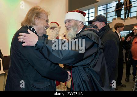 Frank Zander bei Frank Zanders 30. Weihnachtsfeier für Obdachlose und Bedürftige 2024 im Estrel Convention Center. Berlino, 21.12.2024 *** Frank Zander alla 30a festa di Natale per i senzatetto e i bisognosi 2024 all'Estrel Convention Center di Berlino, 21 12 2024 foto:XS.xZeitzx/xFuturexImagex zander 4260 Foto Stock