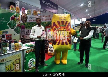 Rajkot, Gujarat, India. 21 dicembre 2024. 2° giorno dell'Agri World Expo 2024, Mascotte di Swaroop Agrochemical. Crediti: Nasirkhan Davi/Alamy Live News Foto Stock