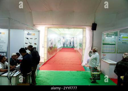 Rajkot, Gujarat, India. 21 dicembre 2024. 2° giorno dell'Agri World Expo 2024, passaggio pedonale del centro. Crediti: Nasirkhan Davi/Alamy Live News Foto Stock