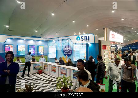 Rajkot, Gujarat, India. 21 dicembre 2024. 2° giorno dell'Agri World Expo 2024, SBI Stall con tutto il personale. Crediti: Nasirkhan Davi/Alamy Live News Foto Stock