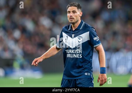 Melbourne, Australia. 21 dicembre 2024. Bruno Fornaroli (Melbourne Victory) visto in azione durante la partita maschile A-Leagues tra Melbourne Victory FC e Melbourne City FC tenutasi all'AAMI Park. Punteggio finale Melbourne Victory 1 - Melbourne City 1. Credito: SOPA Images Limited/Alamy Live News Foto Stock