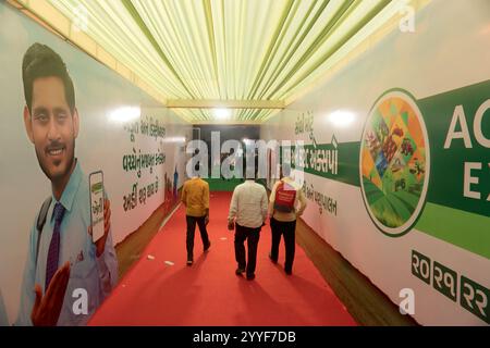 Rajkot, Gujarat, India. 21 dicembre 2024. 2° giorno dell'Agri World Expo 2024, passaggio pedonale del centro all'expo. Crediti: Nasirkhan Davi/Alamy Live News Foto Stock